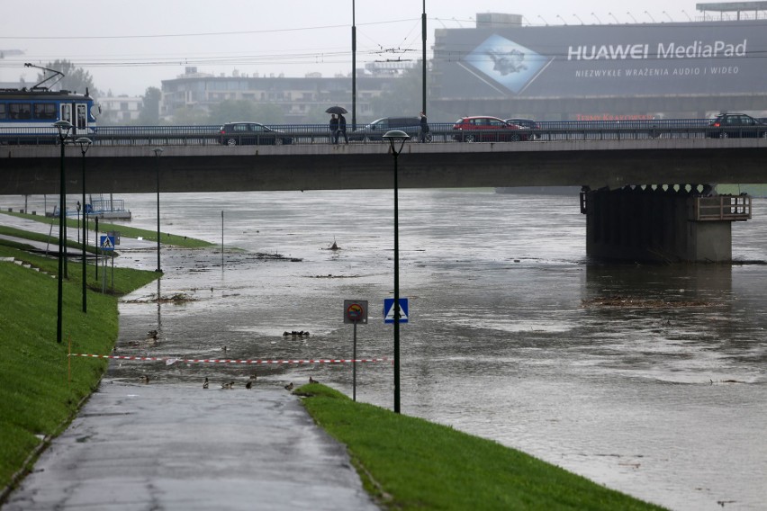 Alarm powodziowy w Małopolsce. Zalane Bulwary Wiślane w...