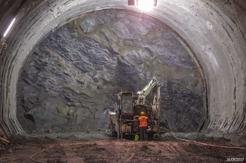 Premier i minister na placu budowy nowej zakopianki. Od teraz tunel jest drążony z dwóch stron