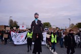 Strajk Kobiet w Gdyni. Demonstranci nieśli kukłę Jarosława Kaczyńskiego oraz zakrwawioną figurę Polki na drzwiach