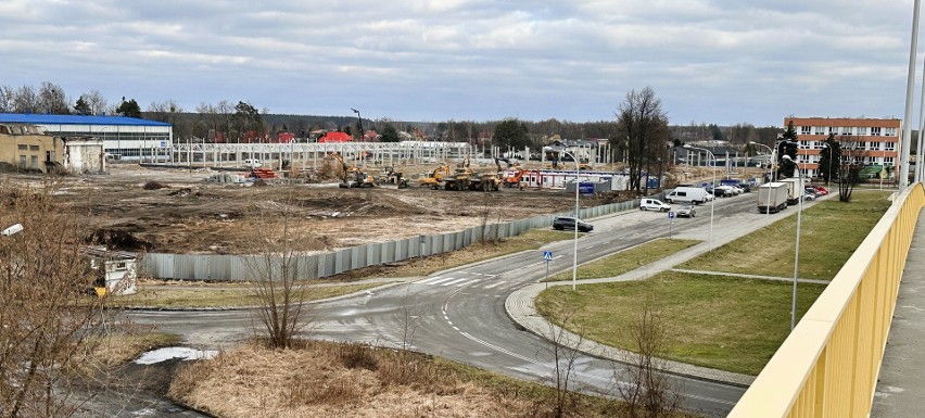Widok z wiaduktu na plac budowy N-Parku w Tarnobrzegu, gdzie...
