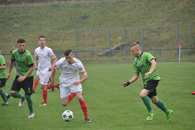 Krzysztof Rzeszowski (przy piłce) przed laty reprezentował Orlicza Suchedniów, teraz jest najlepszym strzelcem Granatu Skarżysko. W niedzielę zagra z kolegami przeciw swej byłej drużynie.