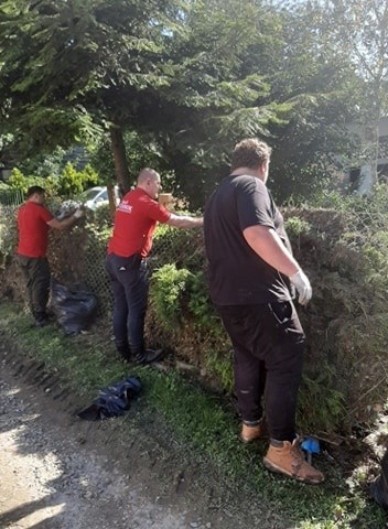 Ratownicy i wolontariusze z Legionu Gerarda, pomagali sprzątać po podtopieniach w Trzcinicy. Dziękował im Andrzej Duda [ZDJĘCIA CZYTELNIKA]