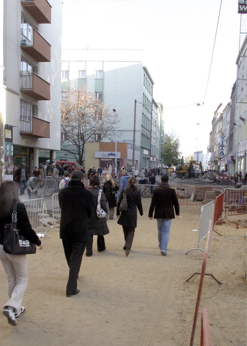 Wroc�aw 15-11-2005. budowa deptaku na ulicy o�awskiej fot....