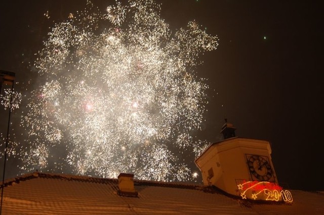 Staszowianie powitali Nowy Rok w blasku fajerwerków, które o północy rozświetliły rynek.