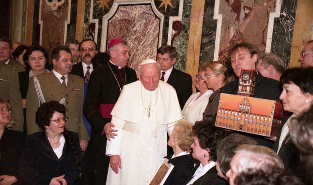 Spotkanie z papieżem w Watykanie w lutym 1998 roku było niezwykle serdeczne; wówczas zaproszono Ojca Świętego do złożenia wizyty w Toruniu