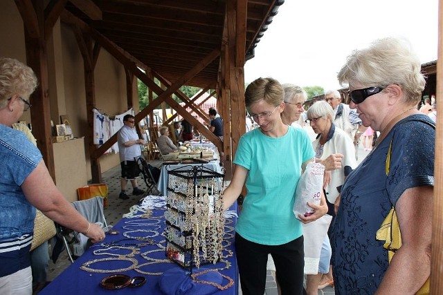 Jarmarkiem krajeńskim i biesiadą śląską rozpoczęto obchody tegorocznych Dni Więcborka, które potrwają do niedzieli. Targowisko zostało zapełnione straganami, na których można było znaleźć biżuterię, patchworki, różnorodne rękodzieło, smakołyki. Wzbudzały one nie tylko zachwyt, ale i nabywców.