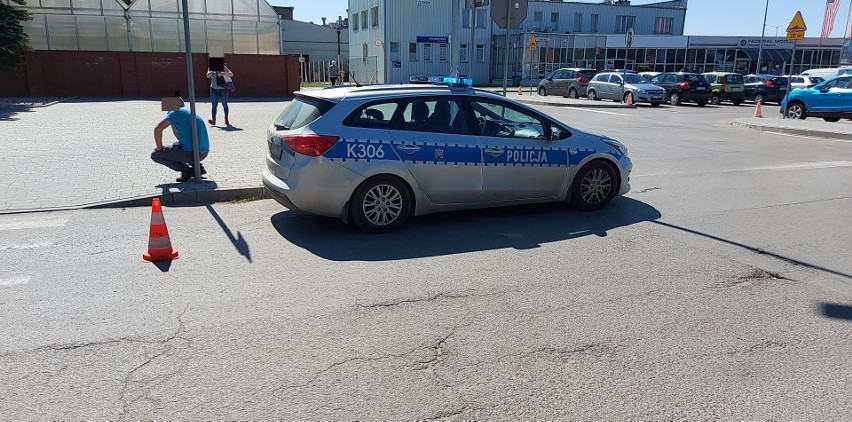 Wypadek w Gorzycach. Samochód osobowy zderzył się z motocyklistką, kierująca jednośladem trafiła do szpitala (ZDJĘCIA)