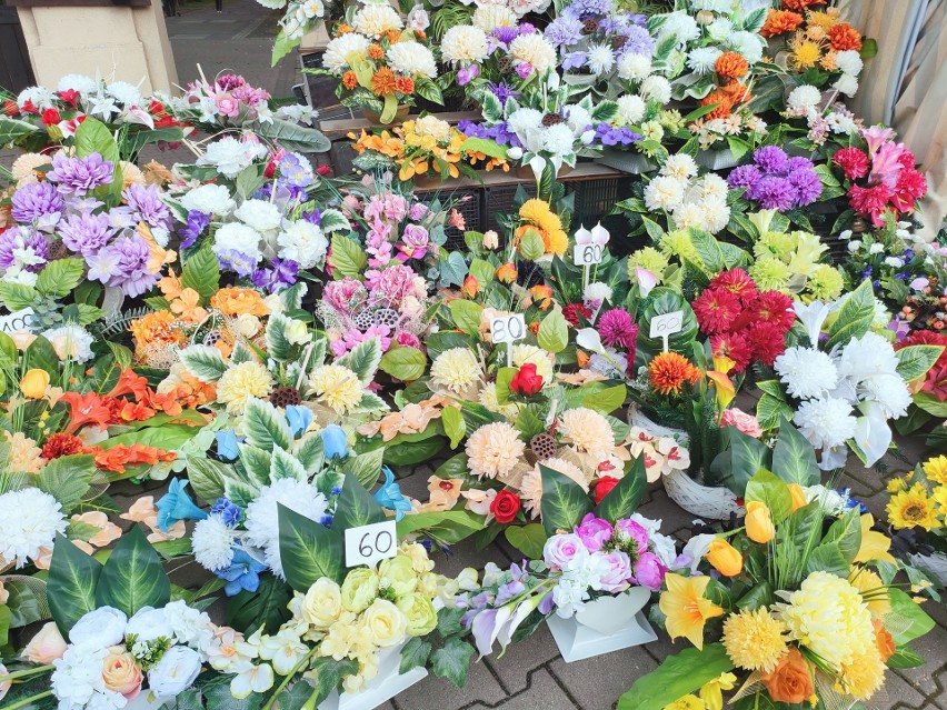 Wszystkich Świętych 2023. Ceny zniczy, stroików i żywych kwiatów przy Cmentarzu Centralnym w Gliwicach. Ile wydamy na 1 listopada? ZDJĘCIA