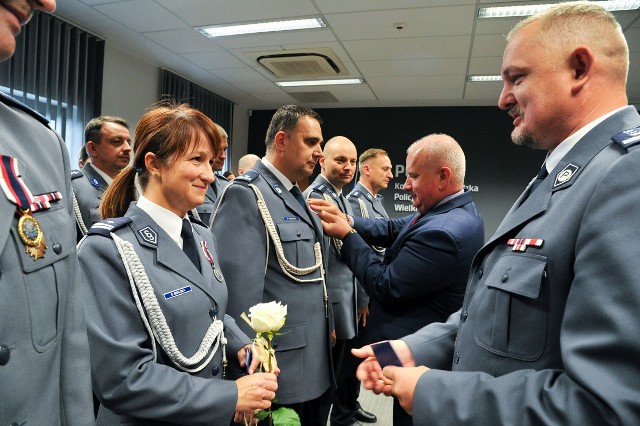 Komendant wojewódzki wraz z wicewojewodą wręczyli policjantom medale za długoletnią służbę nadane przez prezydenta Rzeczpospolitej Polskiej oraz Odznaki „Zasłużony Policjant”