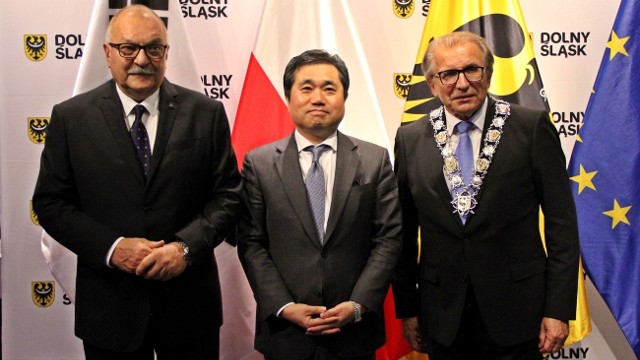 Samorząd województwa dolnośląskiego utrzymuje bardzo dobre stosunki z silną społecznością koreańską w regionie. Nowe połączenie lotnicze ma jeszcze bardziej zacieśnić stosunki pomiędzy Polską, a Koreą Południową.