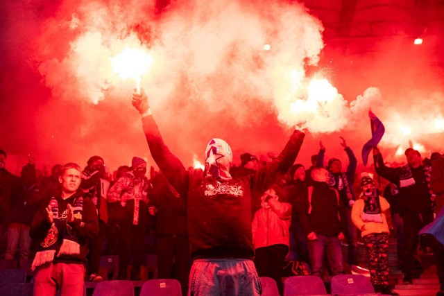 Mecz Wisły Kraków z GKS Katowice był przerywany przez pirotechniczne szaleństwa fanów gospodarzy.Zobacz kolejne zdjęcia. Przesuwaj zdjęcia w prawo - naciśnij strzałkę lub przycisk NASTĘPNE