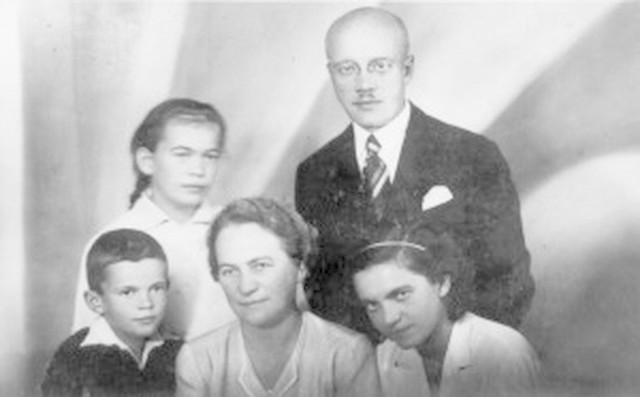 Maria Feczko z Olkusza wraz z mężem Karolem i dziećmi: Marią  Teresą i Elżbietą oraz synem Czesławem