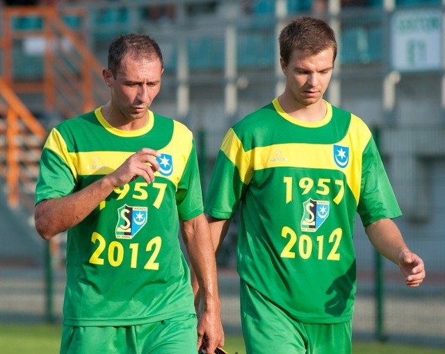 W sobotę drugoligowi piłkarze Siarki Tarnobrzeg przegrali z Puszczą w Niepołomicach 2:4. Jarosław Piątkowski (z lewej) oraz Daniel Beszczyński nie mieli powodów do radości.