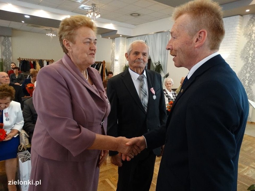 Złote gody w Zielonkach. Małżonkowie odebrali medale za wspólnie przeżyte pół wieku