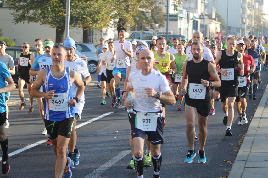 Zdjęcia z maratonu w Poznaniu 2018 - biegacze na pierwszym...