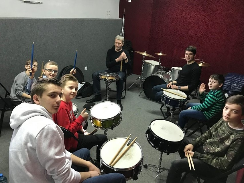 Sześć orkiestr dętych z powiatu włoszczowskiego przygotowuje wspólny koncert. W pierwszych warsztatach uczestniczyło ponad 100 osób(ZDJĘCIA)