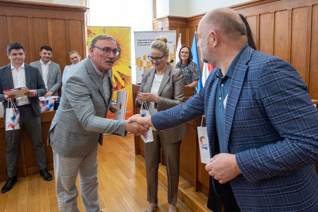 Migawka z uroczystości podpisania umów PROW w urzędzie marszałkowskim w Toruniu.