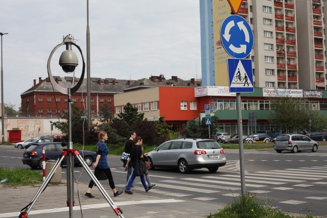 Za pomocą specjalnej kamery mundurowi obserwowali zachowanie pieszych i kierowców na opolskich "zebrach&#8221;.