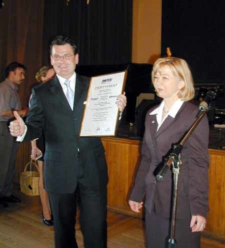 Prezes zarządu Federal Mogul Gorzyce S.A Andreas Kolf oraz Barbara Grabowska z firmy certyfikującej RWTUV Polska sp. z o. o.