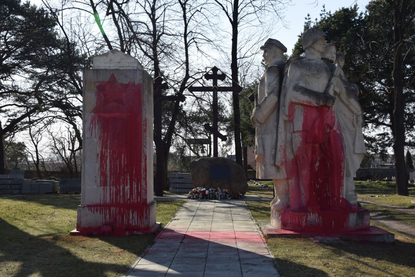 Oba pomniki zostały zdewastowane w środę, 23 marca. Sprawcy...