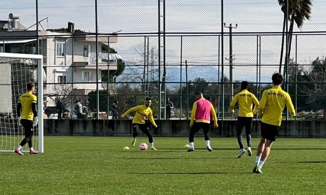 Piłkarze Wieczystej w Turcji treningi urozmaicają sobie sparingowymi meczami