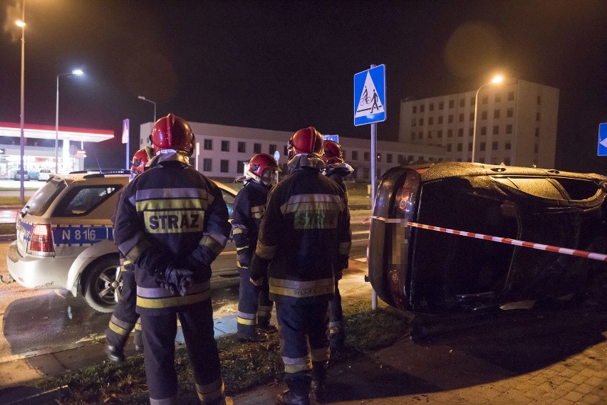 22-letni kierowca wjechał w rondo (zdjęcia)