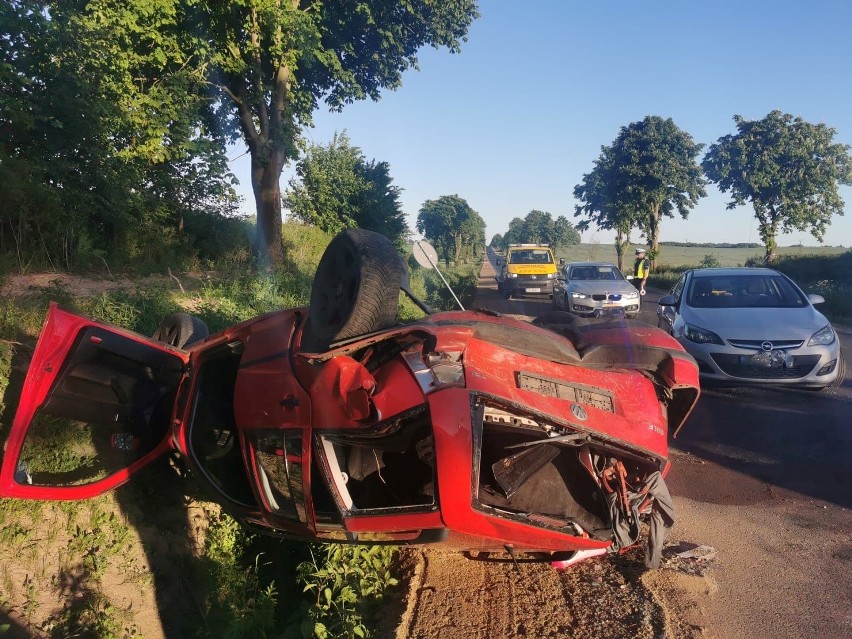 Groźny wypadek na drodze nr 109. Zderzyły się cztery pojazdy [ZDJĘCIA]