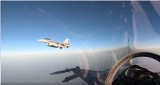Zobacz pilotów F-16 w akcji! Zaprezentowali nowe filmiki z powietrznych patroli. Widok zapiera dech w piersiach!