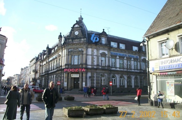 Mimo dość atrakcyjnej ceny, wciąż nie ma chętnych na zakup budynku poczty w Lesznie. Zobacz, jak wyglądała kiedyś i jak wygląda teraz wystawiona na sprzedaż kamienica --->