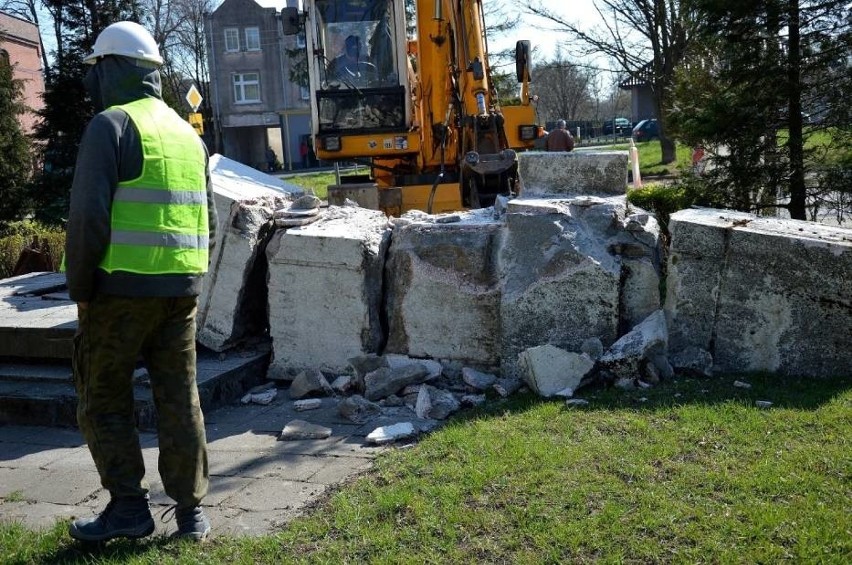 Sławno. Rozebrali pomnik dedykowany Armii Czerwonej [ZDJĘCIA]