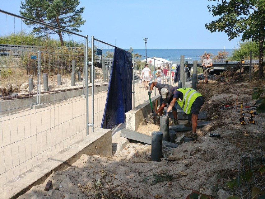 Okropny hałas na plaży w Międzyzdrojach. Turyści mają dość [ZDJĘCIA, WIDEO]