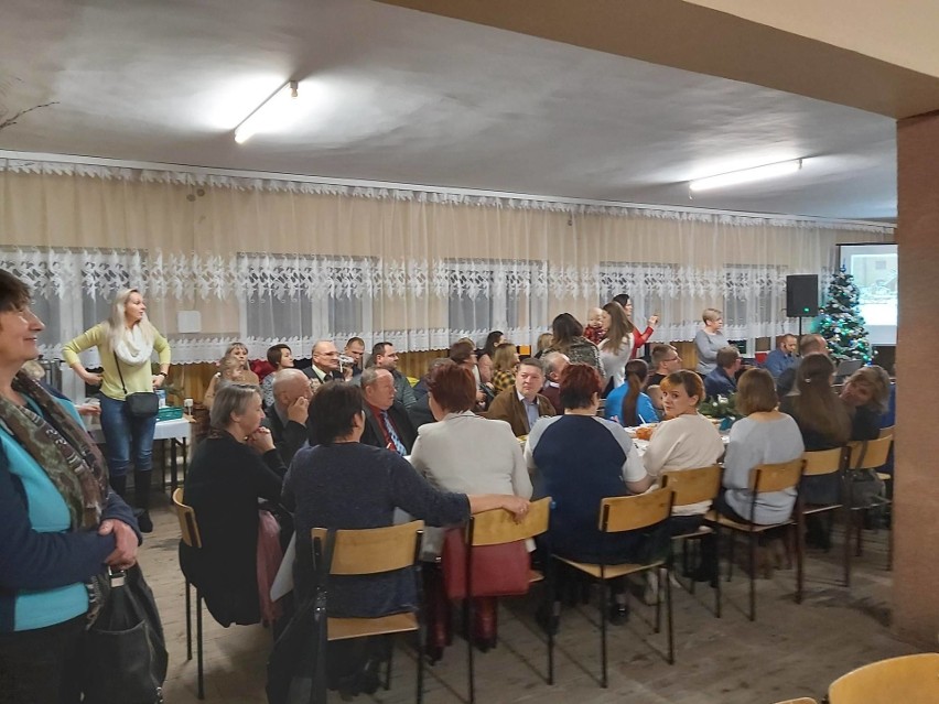 Świąteczne spotkanie dla starszych i samotnych w Bejscach. Do wspólnego stołu zasiadło blisko 80 osób [ZDJĘCIA]