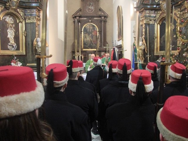 Uroczystą mszę świętą w intencji Ojczyzny odprawił ksiądz Jan Oleszko, rektor Klasztoru Pallotynów.