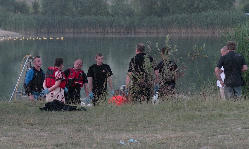 Strażacy nurkowie wyłowili jego ciało 40 m od brzegu....