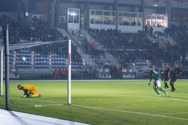 3 minuta meczu, Radomiak - Warta. Rossi Leandro strzela gola dla Radomiaka na 1:0 z rzutu karnego.