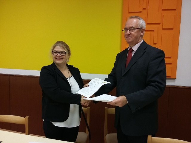 W imieniu Zespołu Szkół Budowlanych umowę o współpracy podpisała dyrektor Violetta Szczepkowska.