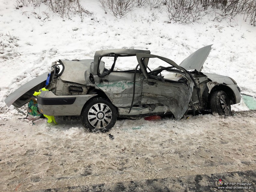 Wypadek na DK57. Tragiczne zderzenie renault i autokaru w Oględzie [ZDJĘCIA]