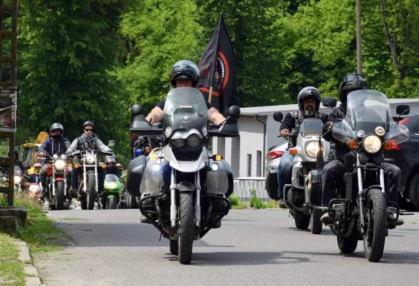 Motocykliści z miasteckiego stowarzyszenia "Gryf"...