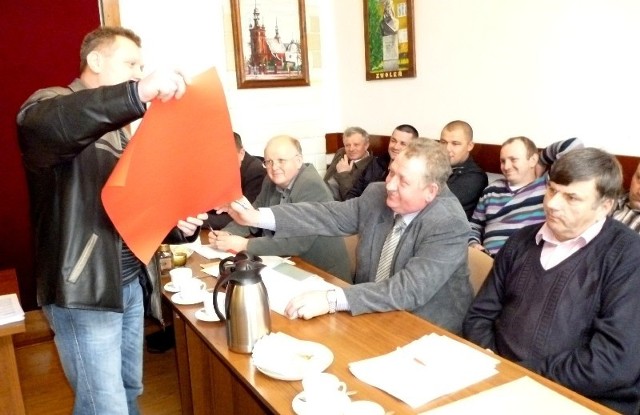 Radny Leszek Michalski otrzymał od członków Komitetu Protestacyjnego czerwoną kartkę.