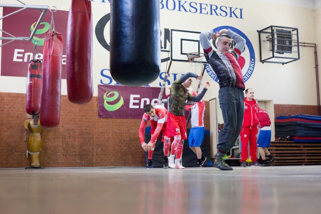 W ramach Światowej Konfrontacji Boksu Olimpijskiego w projekcie realizowanym przez Polski Związek Bokserski w hali Gryfia przy ulicy Szczecińskiej w Słupsku odbędzie się 13 kwietnia o godz. 16 mecz Polska - Szwecja. Odwiedziliśmy pięściarzy na treningu. Zobacz zdjęcia naszego fotoreportera.&lt;iframe src=&quot;//get.x-link.pl/5fde4e8f-d3e7-017e-f152-ca40cb857168,23715e04-ed87-0122-fc54-97994e38244b,embed.html&quot; width=&quot;640&quot; height=&quot;360&quot; frameborder=&quot;0&quot; webkitallowfullscreen=&quot;&quot; mozallowfullscreen=&quot;&quot; allowfullscreen=&quot;&quot; allow=&quot;autoplay; fullscreen&quot;&gt;&lt;/iframe&gt;