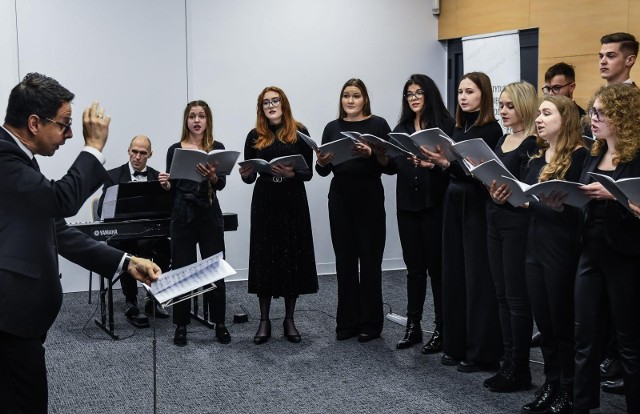 Z okazji Dnia Niepodległości koncert pieśni patriotycznych 8 listopada odbył się w Sali im. Mariana Rejewskiego bydgoskiej Delegatury IPN. Wystąpili: Chór Akademicki UKW w Bydgoszczy (zespół kameralny), soliści - Justyna Gęsicka (mezzosopran), Krzysztof Zimny (tenor) oraz Bernard Mendlik (bas) - dziekan Wydziału Edukacji Muzycznej UKW. Akompaniował Rafał Tworek.