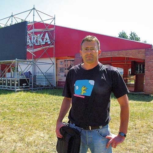 Marek Pec z agencji "Live&#8221; przed ogromnym telebimem na placu podożynkowym w Koszalinie.