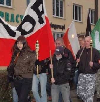 Półgodzinny przemarsz narodowców i manifestacja przy pomniku miały spokojny przebieg