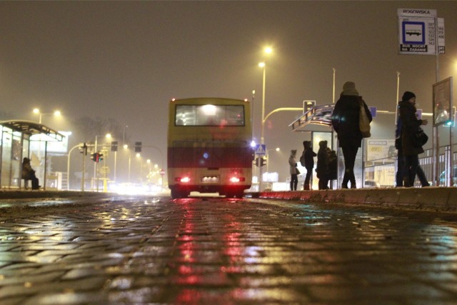 15.01.2013 wroclaw gazeta wroclawska przemyslaw wronecki / polskapresse strzegomska zatoka autobusowa, popekana nawierzchnia, mpk, wroclawskie inwestycje, przystanek strzegomska