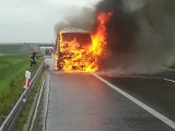 Pożar autokaru na A4 w Łące k. Rzeszowa. Trwa akcja strażaków, wyłączone cztery pasy ruchu [ZDJĘCIA, WIDEO]