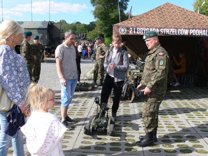 Do stoiska zapraszali także żołnierze z 21.  Brygady...