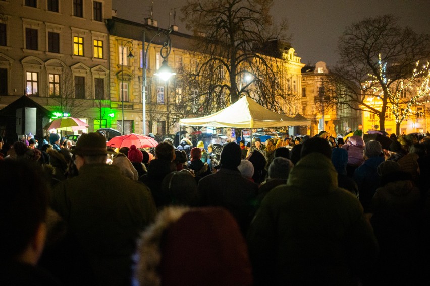 Tradycyjne polskie kolędy i pastorałki wybrzmiały na Rynku Podgórskim w Krakowie
