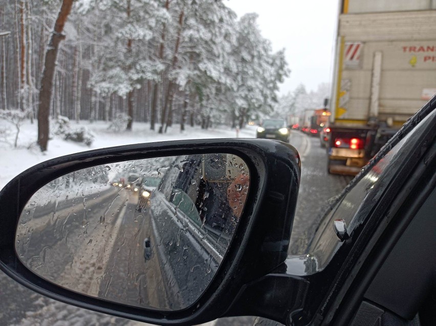 Samochody na trasie DK10 z Bydgoszczy do Torunia stoją w...