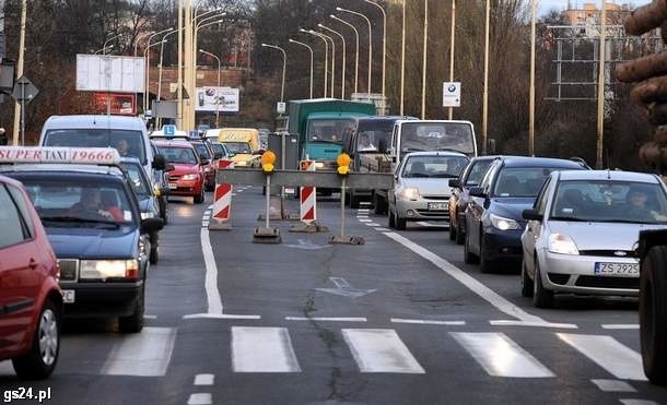 Na objazdach remontowanej ulicy Sczanieckiej w Szczecinie tworzą się korki.