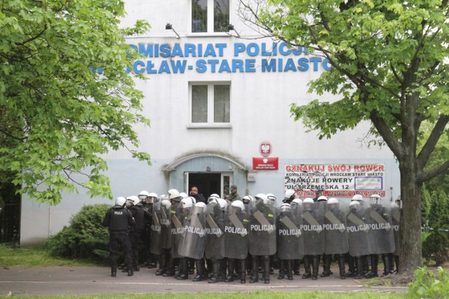 25-latek zmarł na komisariacie przy ul. Trzemeskiej